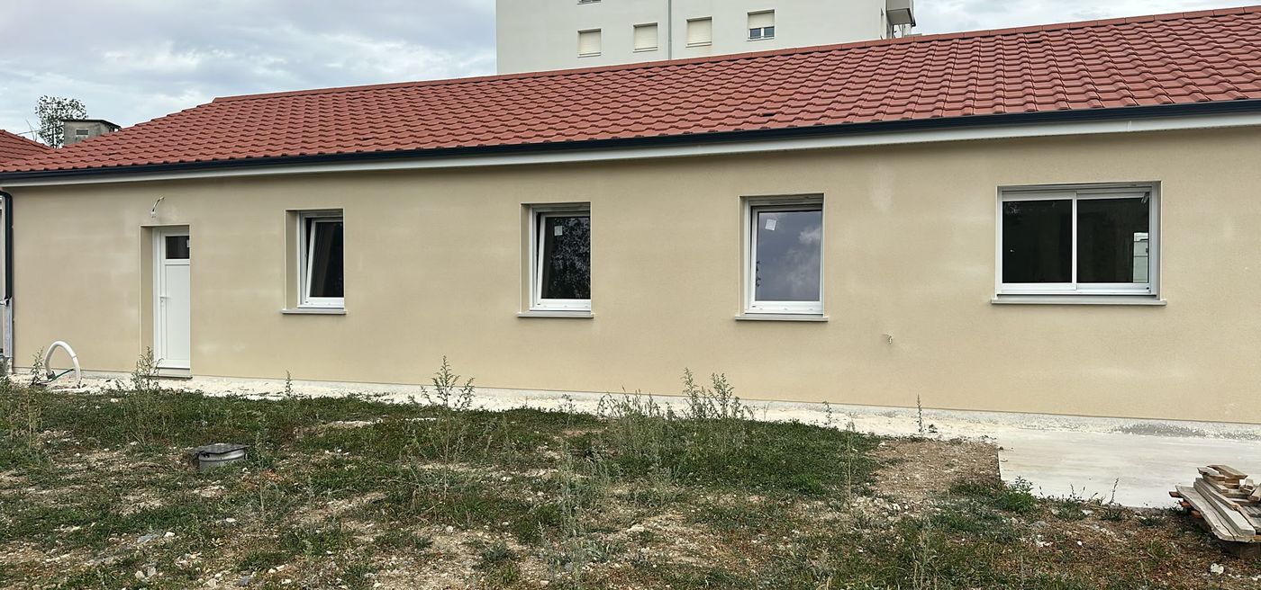 Maison plain-pied avec façade en enduit beige terminée
