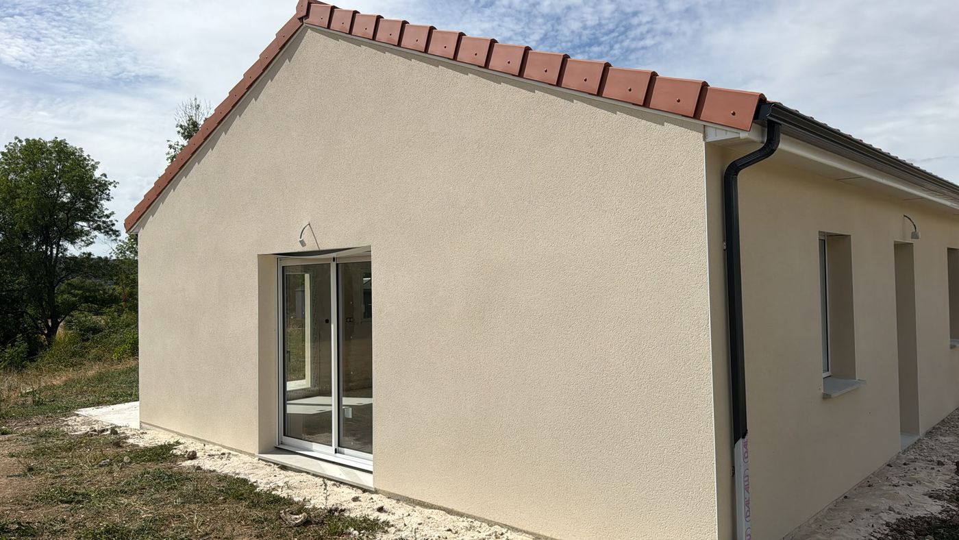 Ivoire : Maison plain-pied neuve, pignon avec baie vitrée