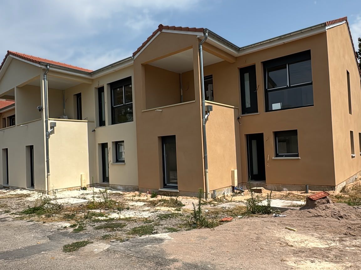 Ocre et jaune clair : Logements accolés avec loggias, deux teintes pour distinguer les volumes