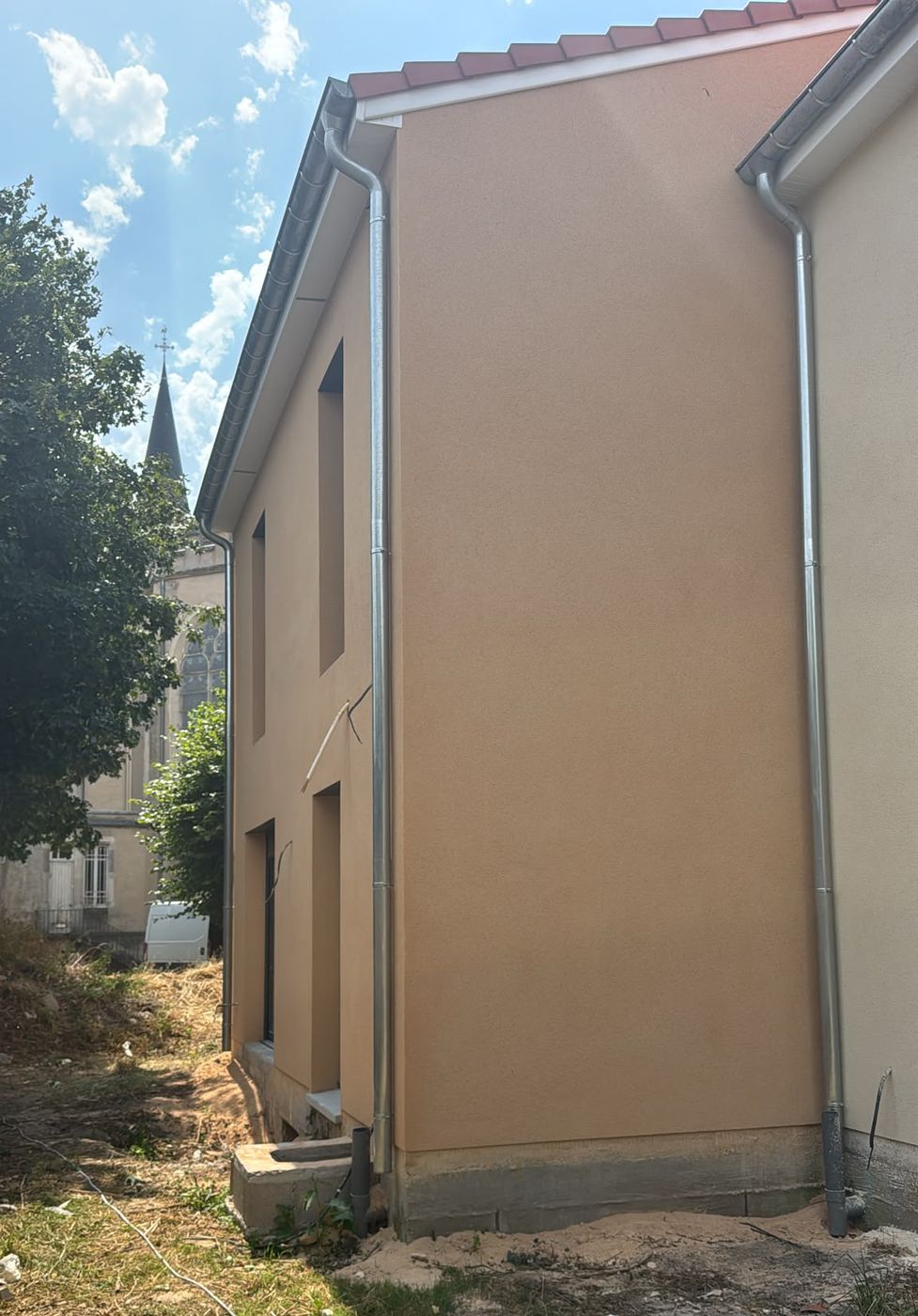 Ocre : Pignon et façade arrière d'un bâtiment de logements